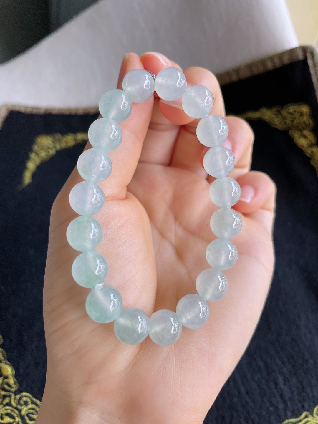 缅甸天然翡翠A货，冰淡绿手串，尺寸：9.7mm。【编4301】