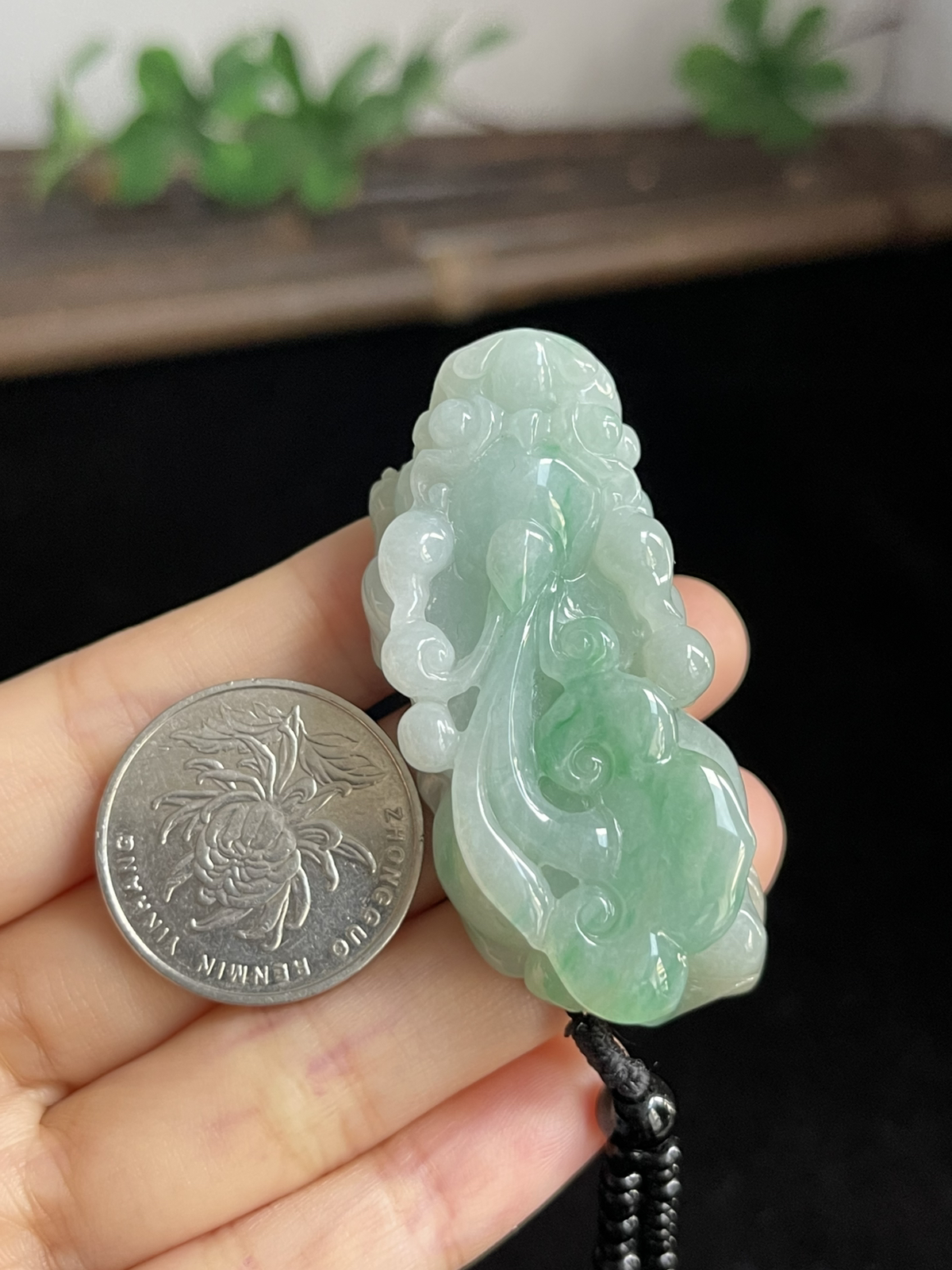 翡翠糯化种淡绿色吊坠，配珠未测