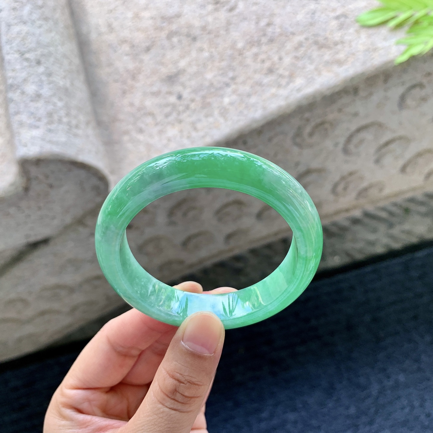 正圈 圈口52/12.6/8 编码A2062304 描述辣阳绿，水润，种老，细腻，打灯有棉纹，无碍