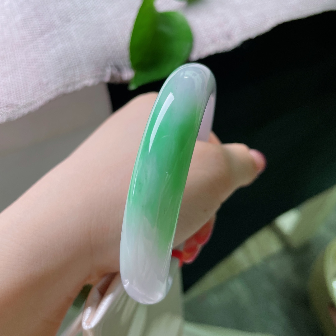 56.8/12.3/7.6，春彩正圈，水润细腻，翠色伊人，一抹翠色，甜美，有纹，ss54840a