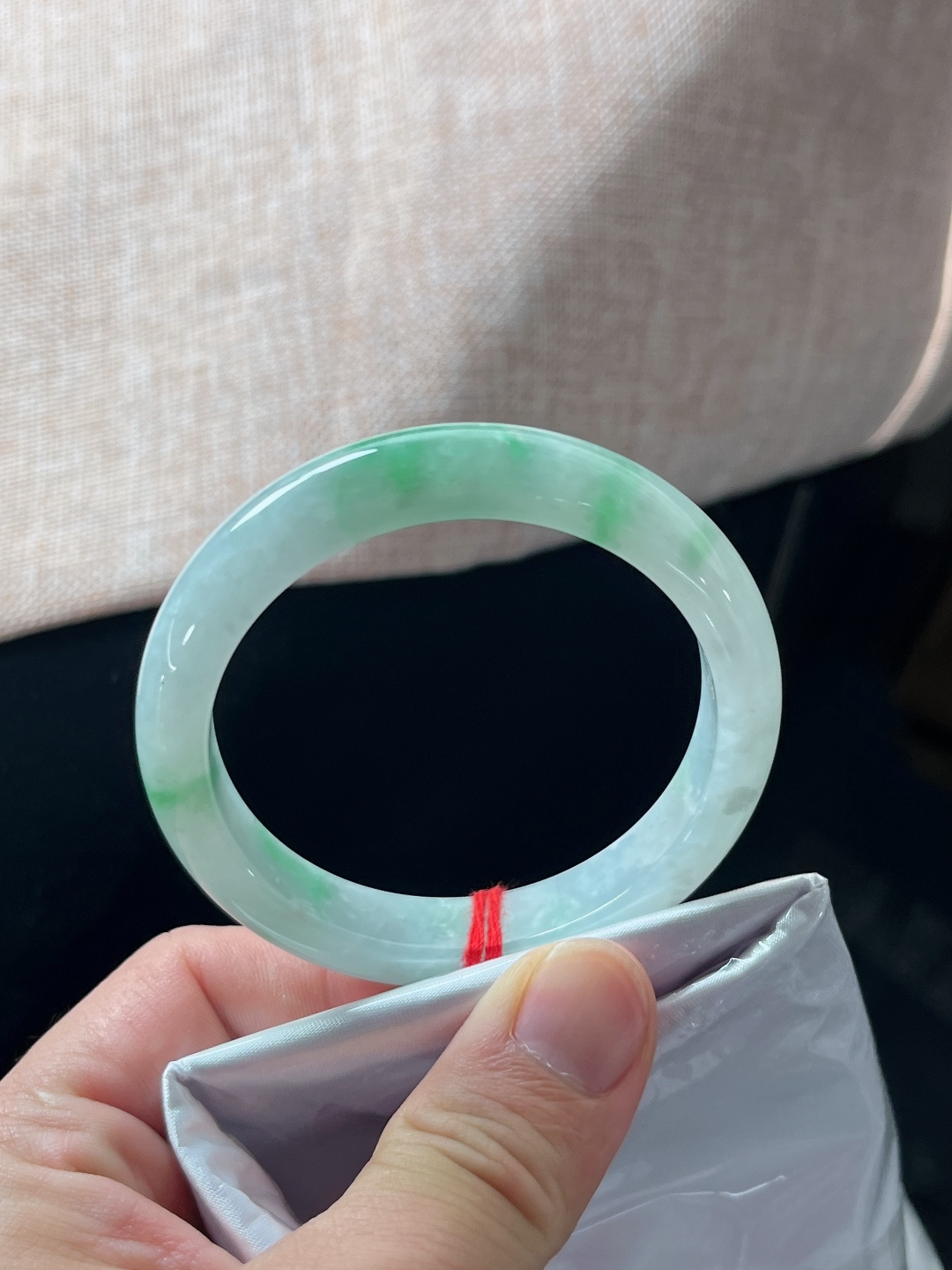 九号飘绿手镯，一点皮纹，尺寸54-10.7-7.3mmdk