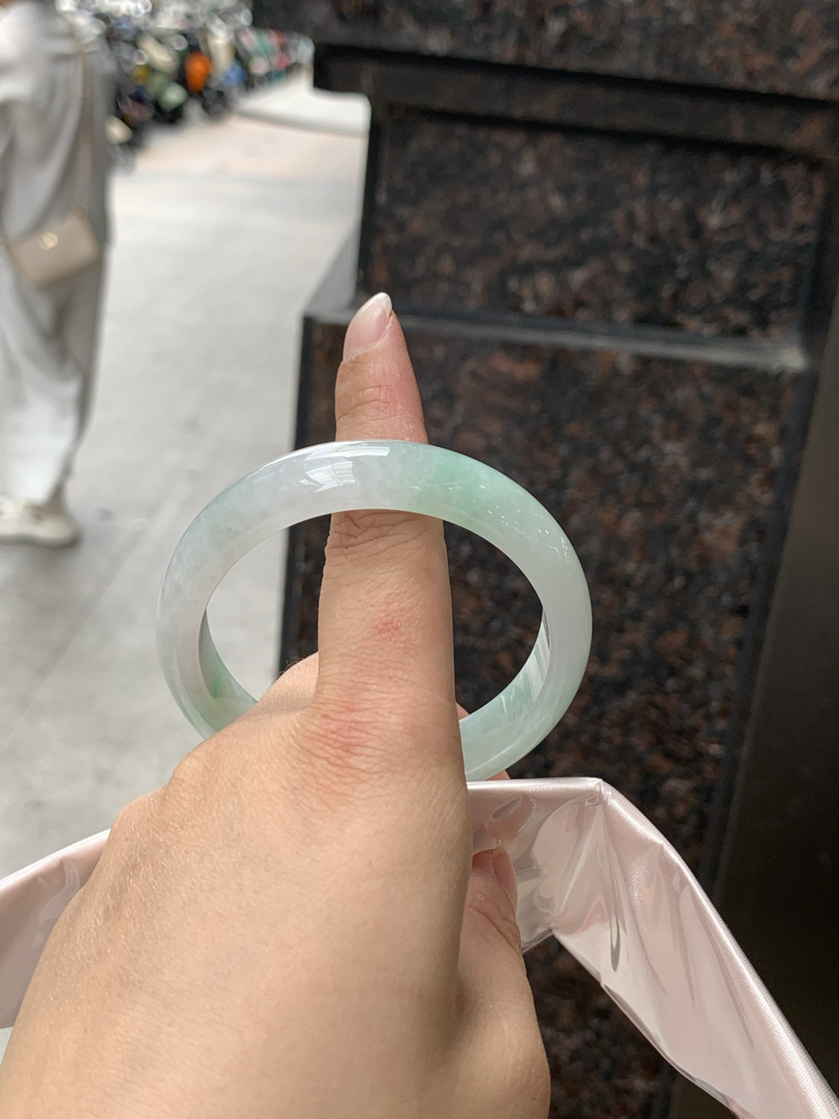 底子细腻，飘绿底正圈55.9-13.7-7.4