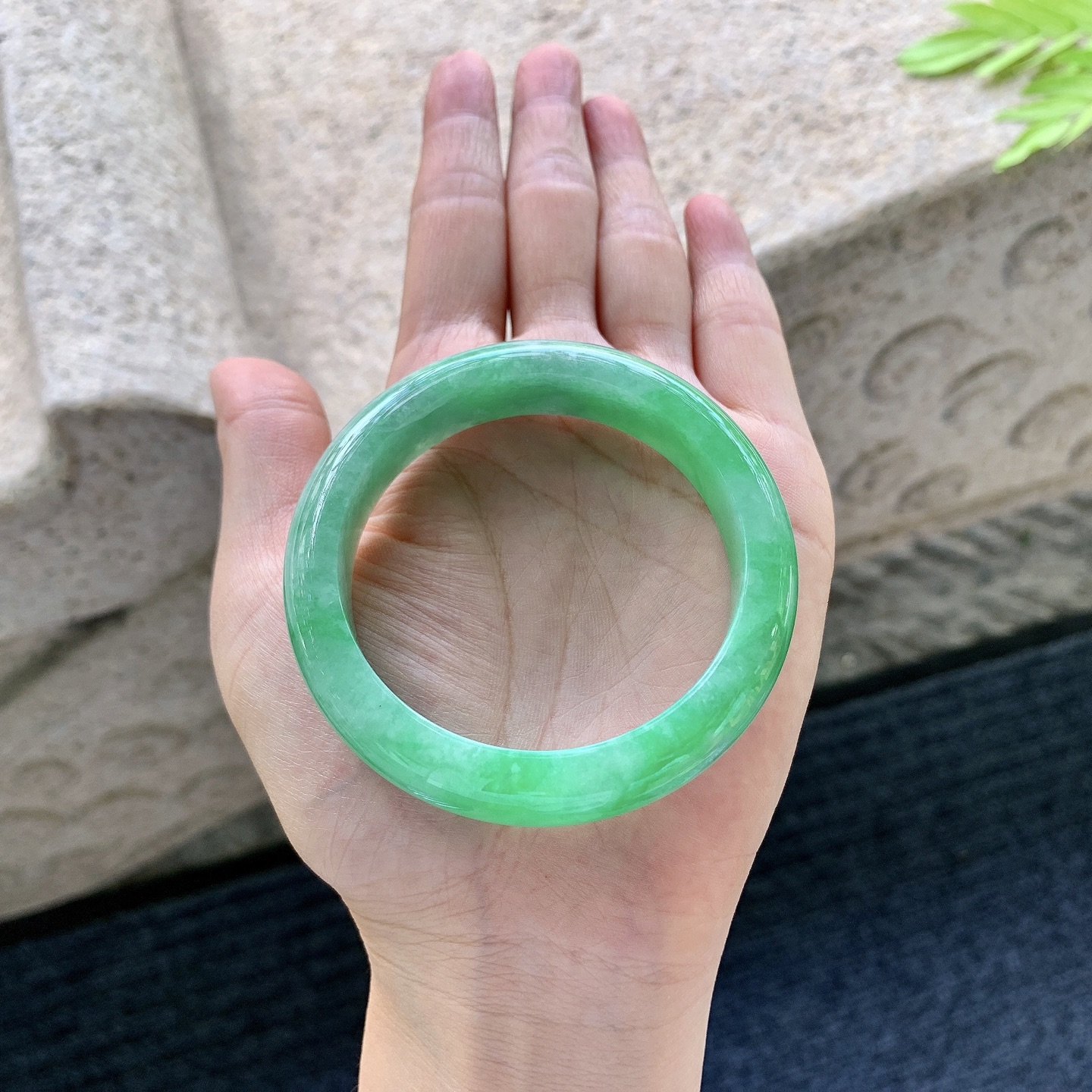 正圈 圈口52/12.6/8 编码A2062304 描述辣阳绿，水润，种老，细腻，打灯有棉纹，无碍