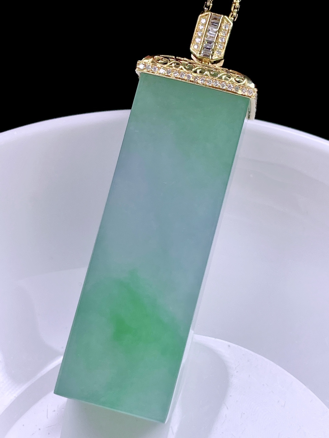冰飘绿花平安柱 花色灵动，种老肉厚，18k金镶嵌 整体：56.3 裸石：46/15.5/13.5