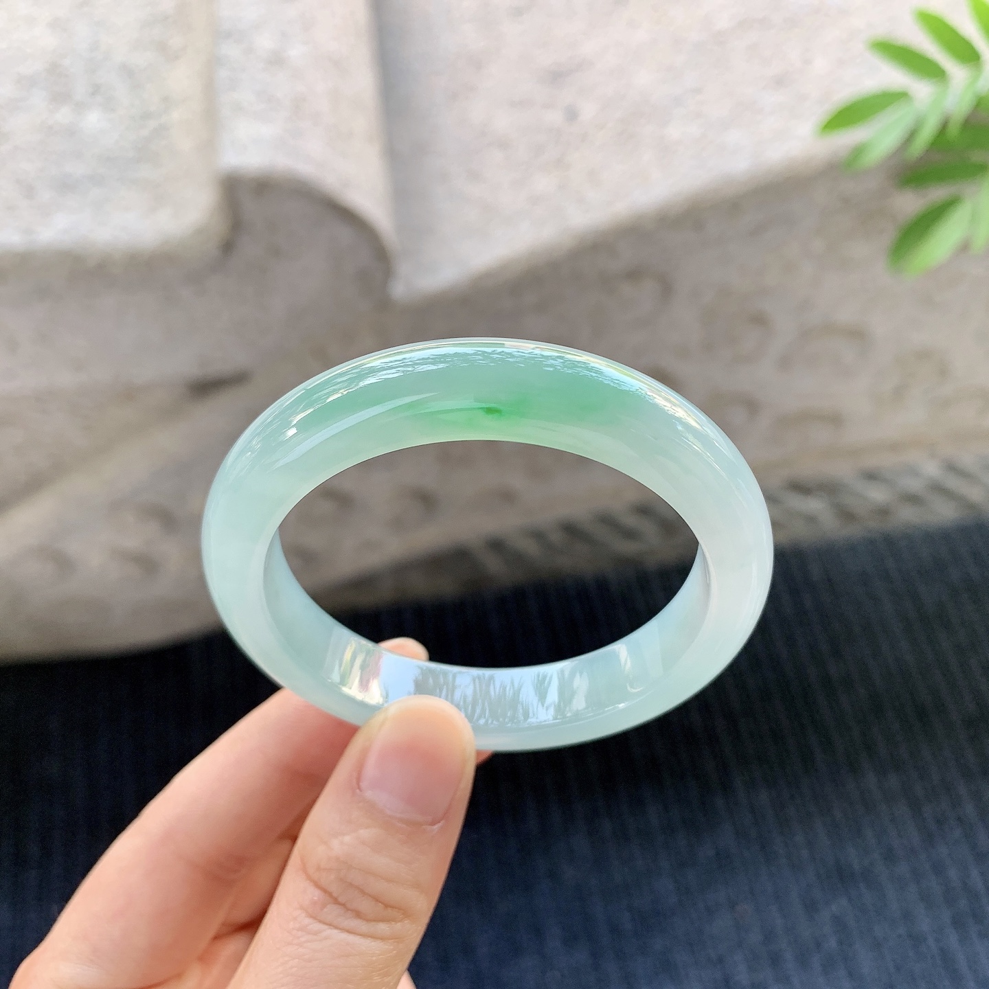 正圈49 50【圈口】50.8/10.6/7.6【编码】A1062254【描述】糯冰飘绿，水润，种老，细腻，打灯有絮线