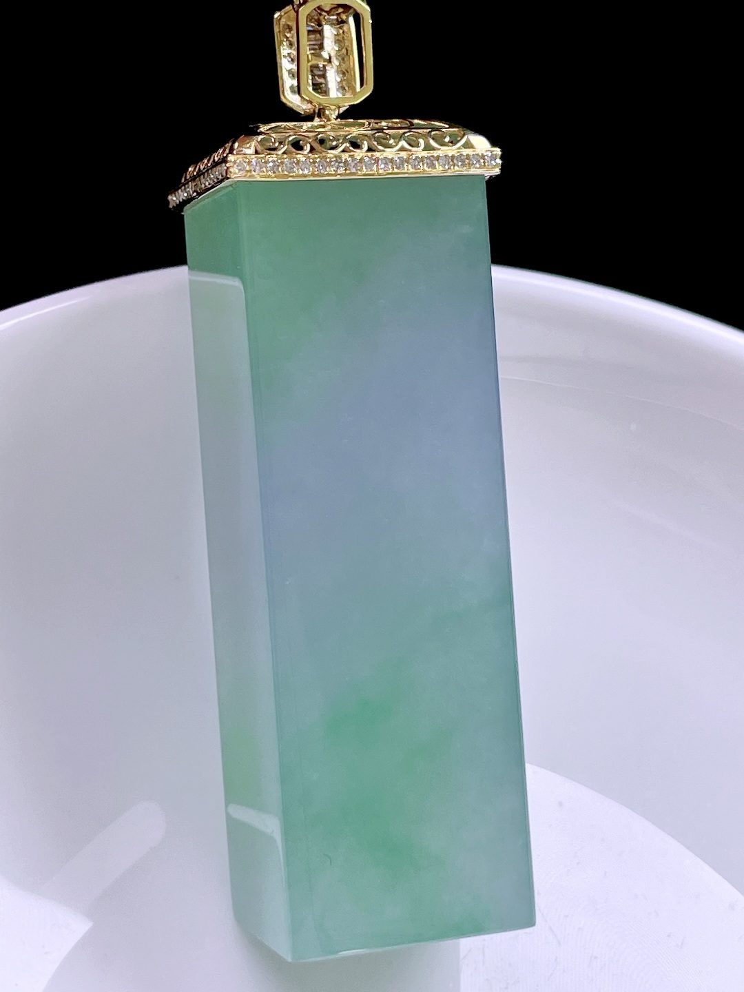 冰飘绿花平安柱 花色灵动，种老肉厚，18k金镶嵌 整体：56.3 裸石：46/15.5/13.5