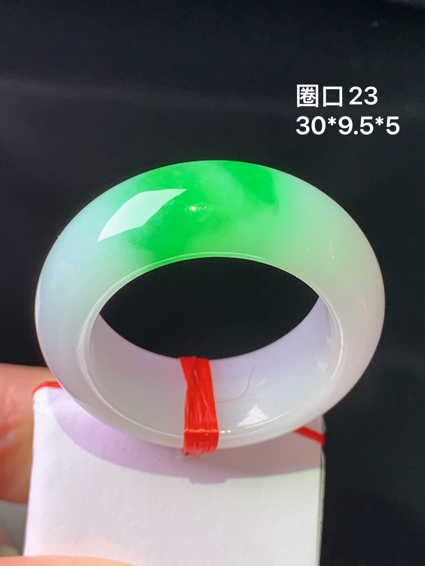 飘绿指环 玉质细腻 色泽艳丽清新 整体尺寸30*9.5*5 h3 圈口23