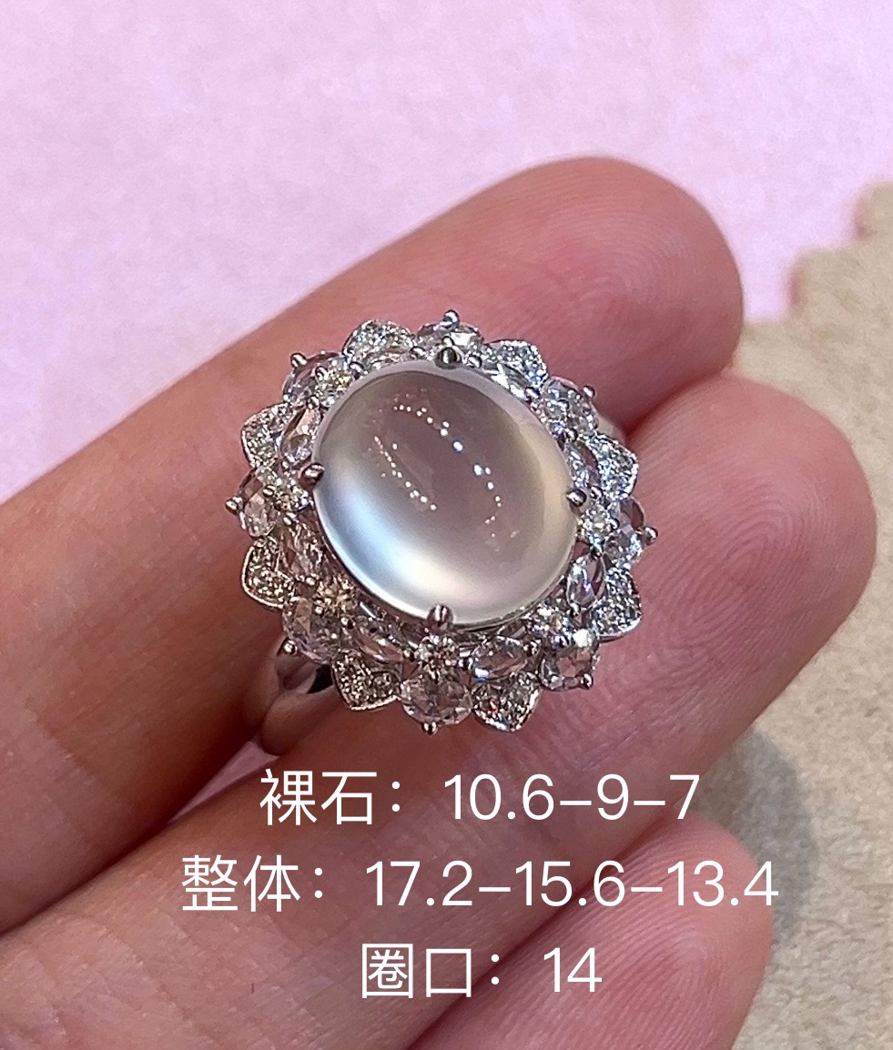 翡翠蛋面戒指 圆润饱满厚装大件，冰透透水润润 种水，胶感十足，18k金镶南非钻，性比超高，10.6-