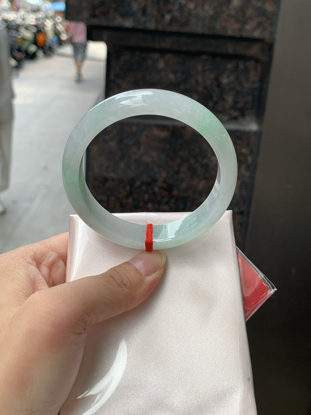 底子细腻，飘绿底正圈55.9-13.7-7.4
