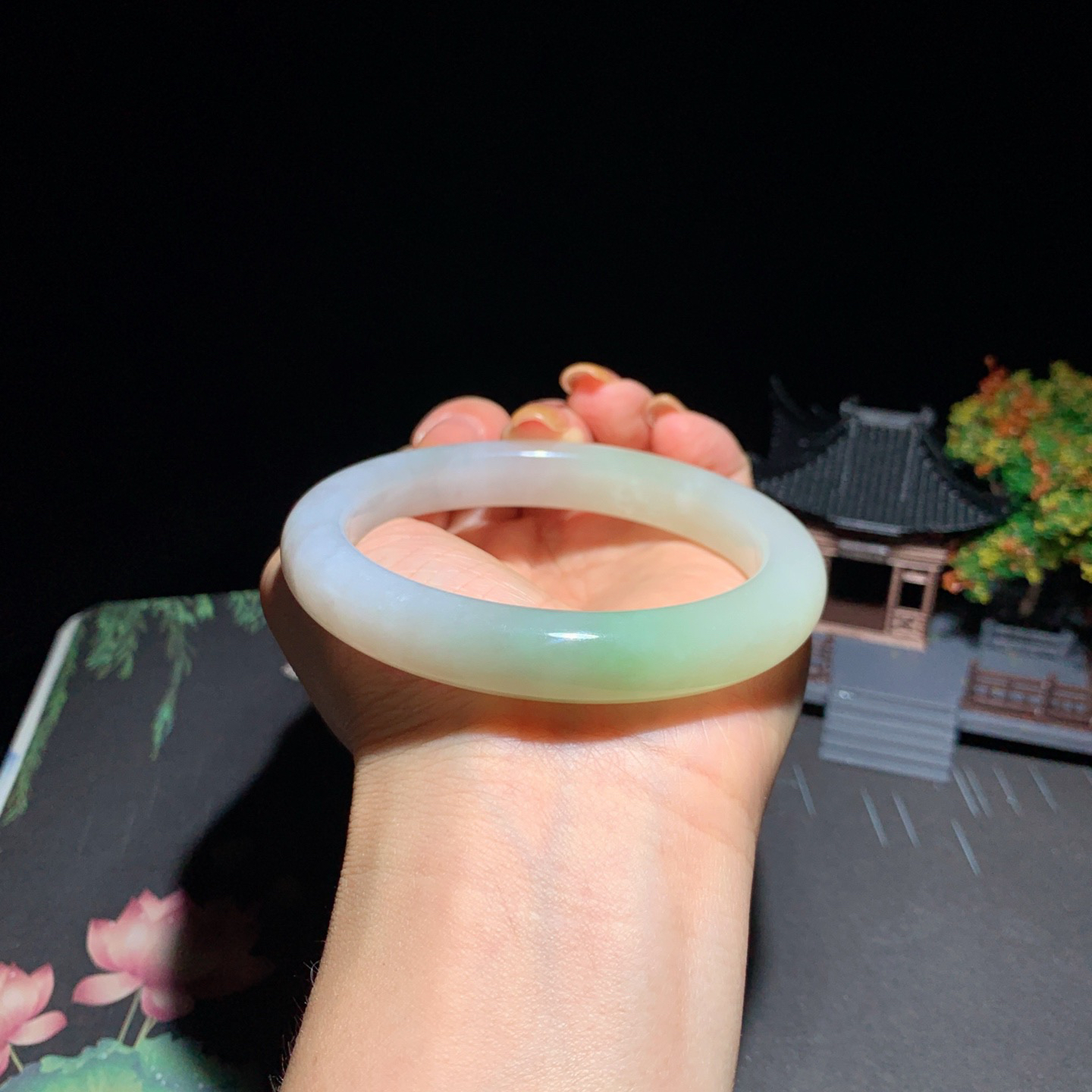 和田玉60圈口翠青手镯！翠青三色手镯，玉质细腻油润 底色纯净 无裂无黑 脂粉好，品质高。