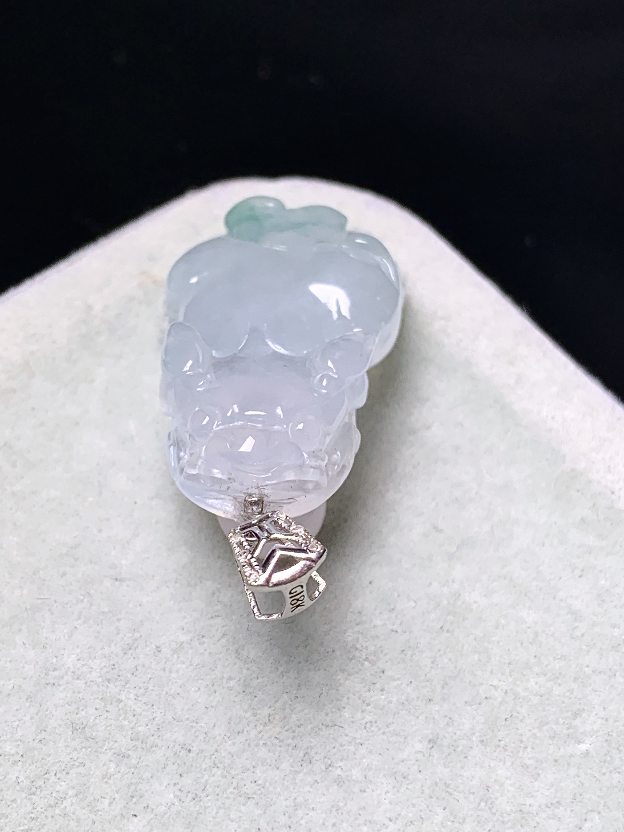 18k金镶嵌冰种飘绿貔貅吊坠 玉质细腻 色泽艳丽清新 整体尺寸28.8*14.3*5.6 j1