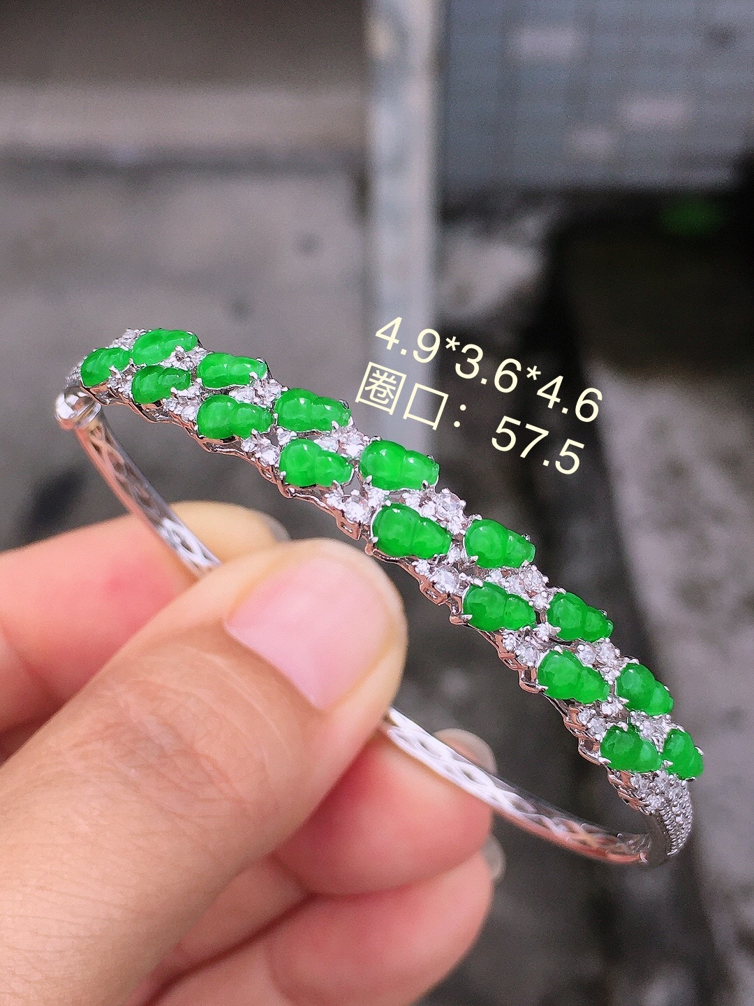 ️阳绿葫芦手镯，18k金豪华镶嵌，无裂，种水超好，玉质细腻。，4.9-3.6-4.6