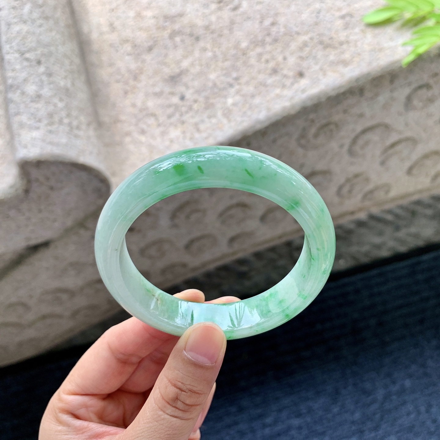正圈55 56【圈口】56.3/13.7/8【编码】Y01152-3【描述】水润，种老，有矿物质点