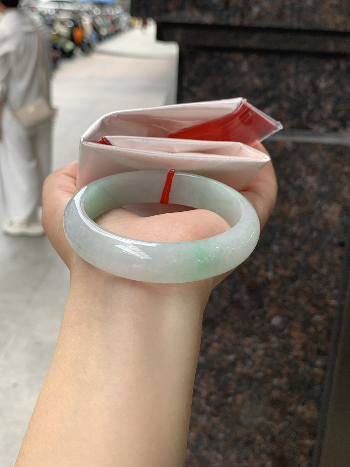 底子细腻，飘绿底正圈55.9-13.7-7.4