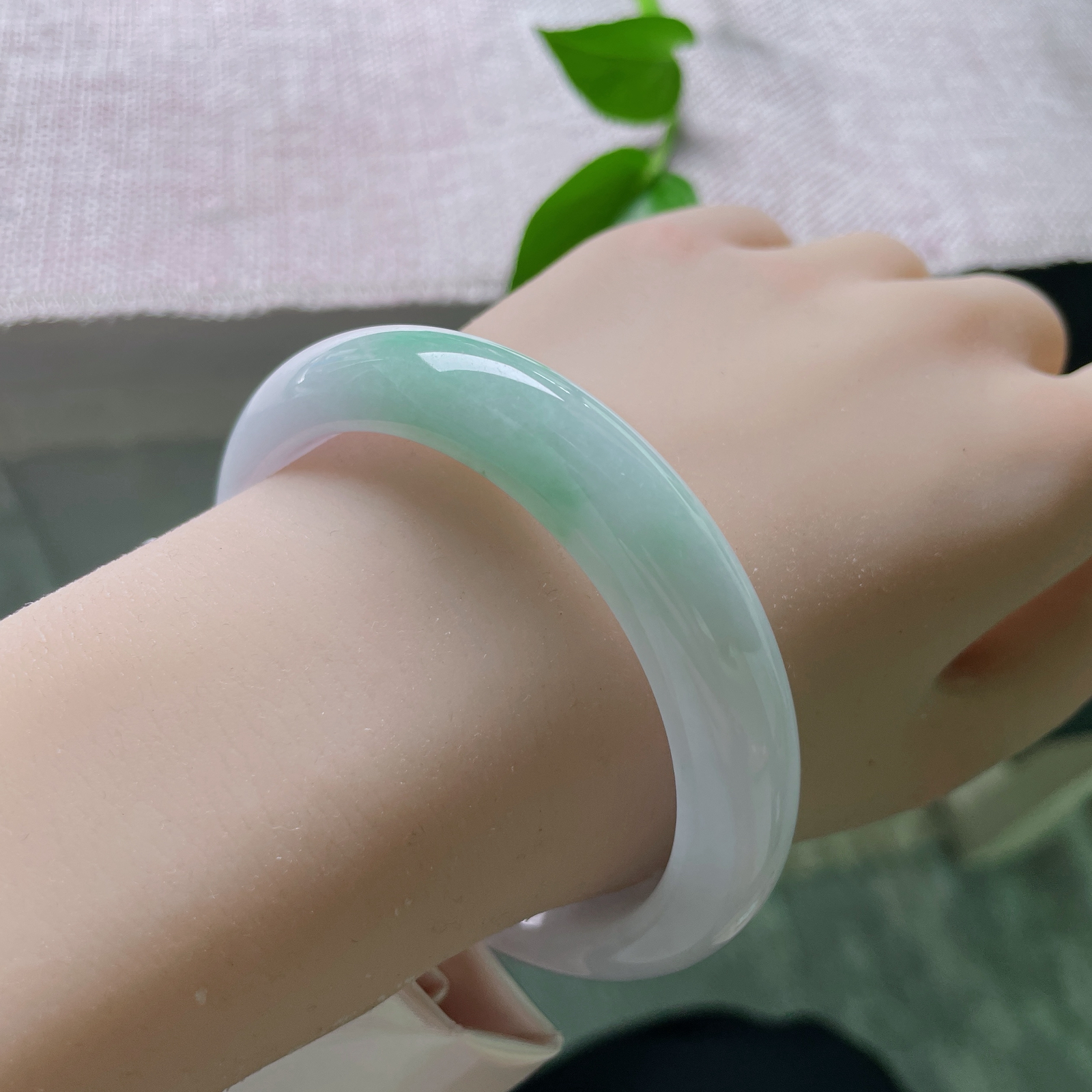 57.7/12.3/8.4，淡紫淡绿正圈，底子柔润细腻，干净清爽，淡雅倾心，皮纹，ss53841a