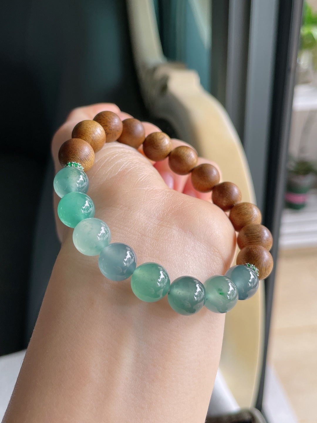 天然翡翠A货，冰多宝圆珠搭配沉香木手串，尺寸：10mm。【编3680】