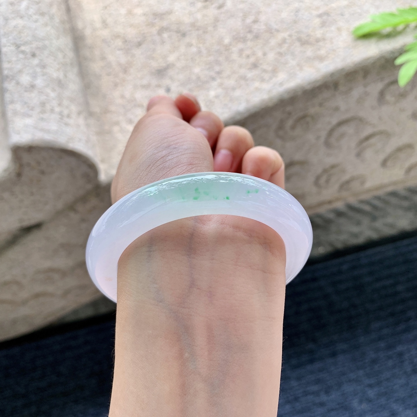 正圈 55 55【圈口】55.3/11.6/9.3【编码】HT062202【描述】冰糯春彩，水润，种老，细腻，打灯有絮线
