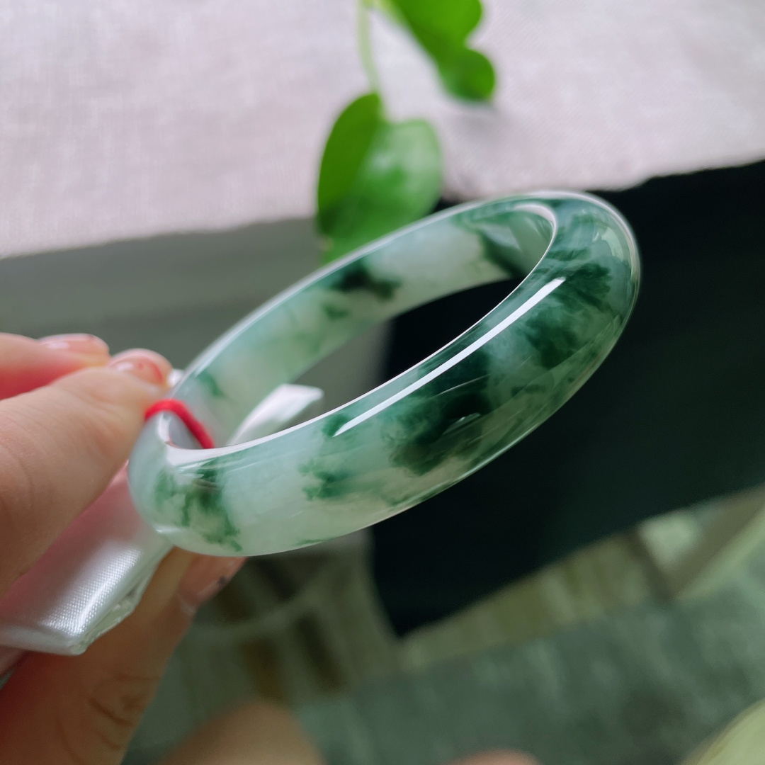 55.2/12.2/8.8，圈花正圈，玉质细腻软糯，水头好，种老，戴一身东方风雅，无裂，ss53897a
