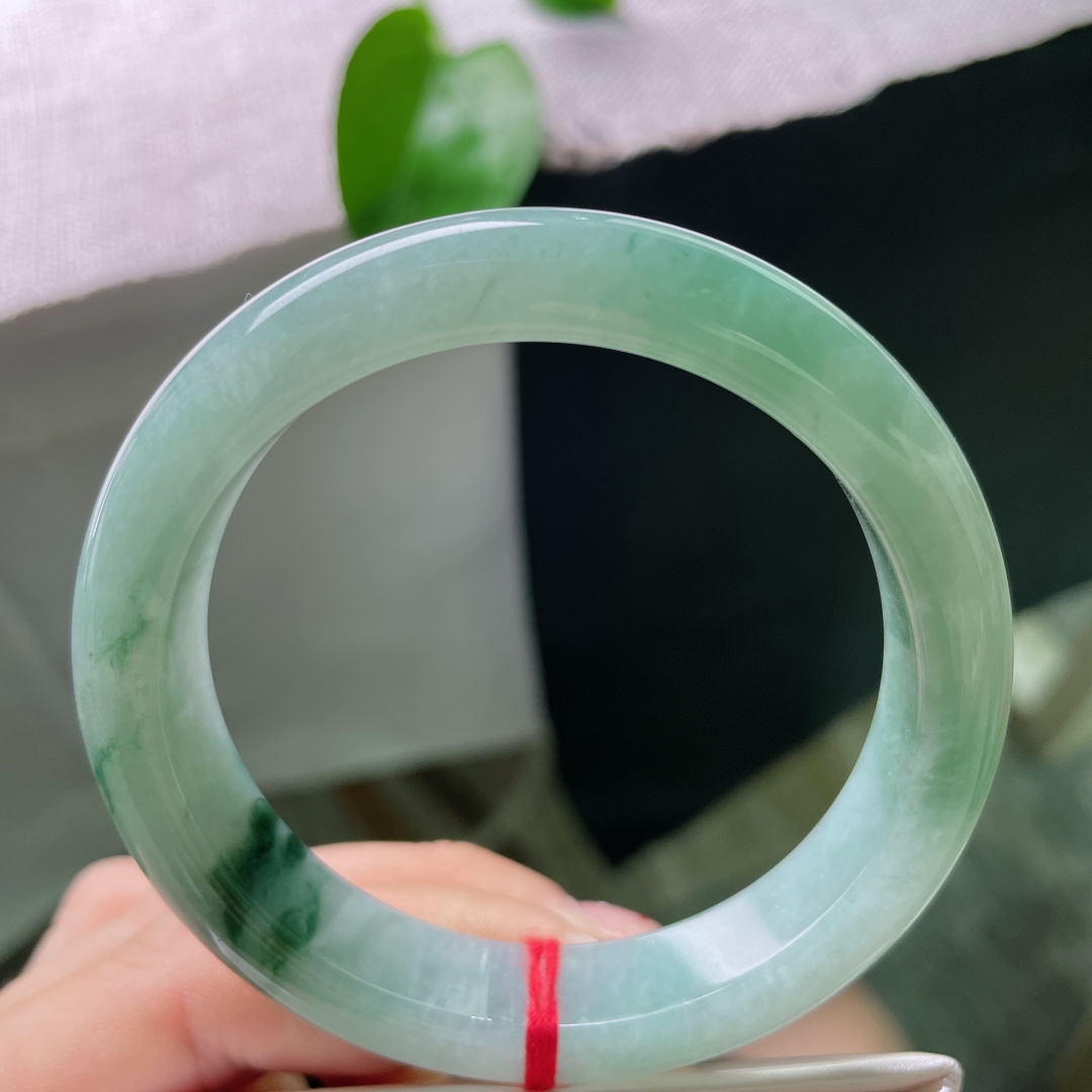 56/12/8.3，飘花正圈，一侧携丝缕浓绿花，如水墨轻晕清雅温柔，无裂，ss52289a