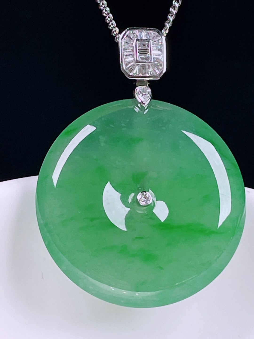 ️冰绿平安扣，老种起光，细底通透，尺寸：35/26.8/5.6mm0622