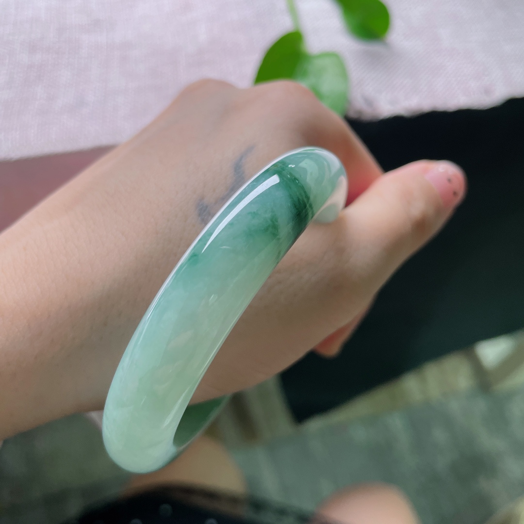56/12/8.3，飘花正圈，一侧携丝缕浓绿花，如水墨轻晕清雅温柔，无裂，ss52289a