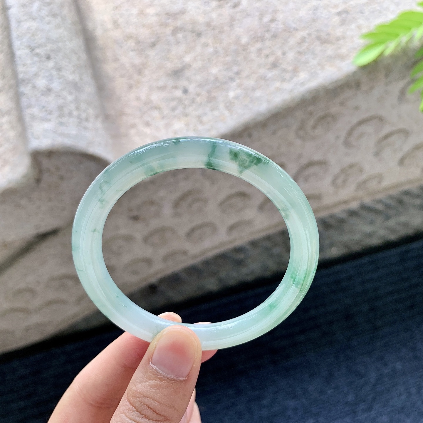 圆条53 54【圈口】54.9/7.6/8【编码】Q5062317【描述】细糯飘绿，水润，种老，细腻，无裂