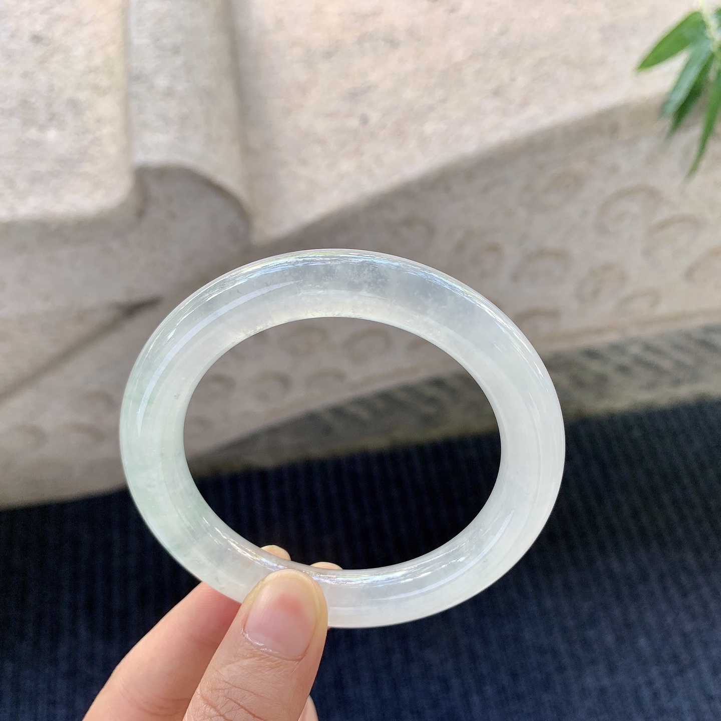 圆条55 56，冰种飘绿，清透，水润，种老，细腻，无裂