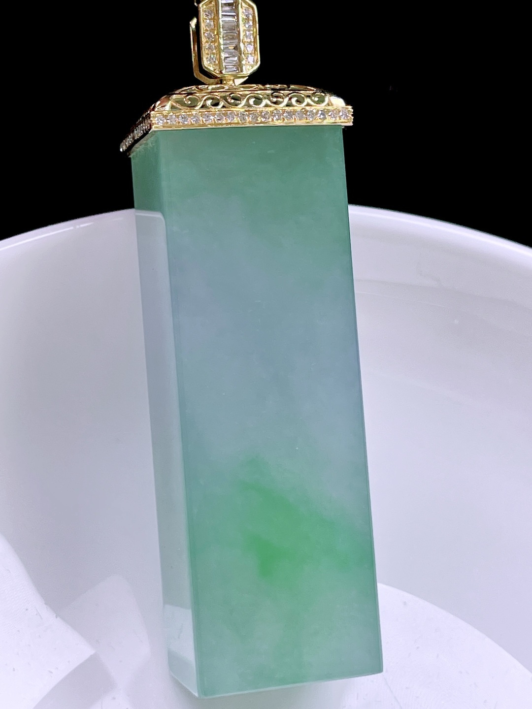 冰飘绿花平安柱 花色灵动，种老肉厚，18k金镶嵌 整体：56.3 裸石：46/15.5/13.5