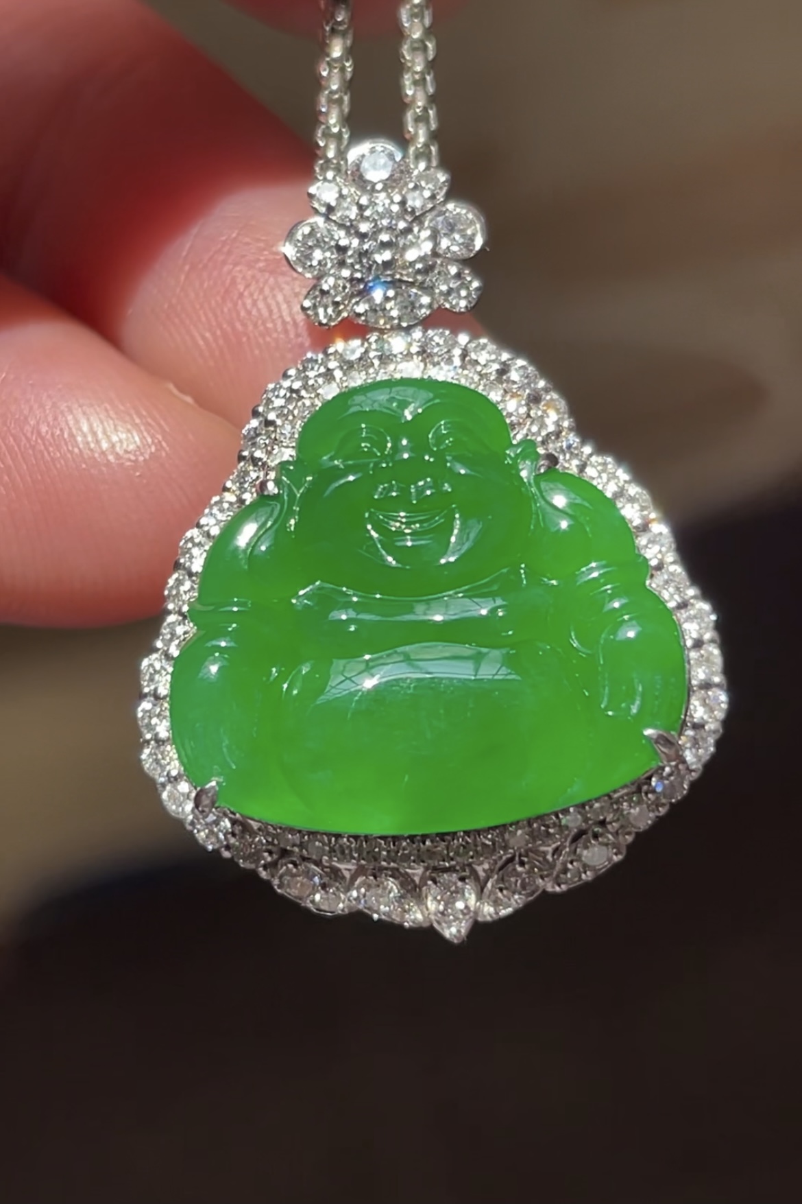 【高冰正阳绿，佛】饱满，厚装，通透水润，玉质细腻，翠色鲜艳，18k金奢华钻石镶嵌️，17.1-15-3