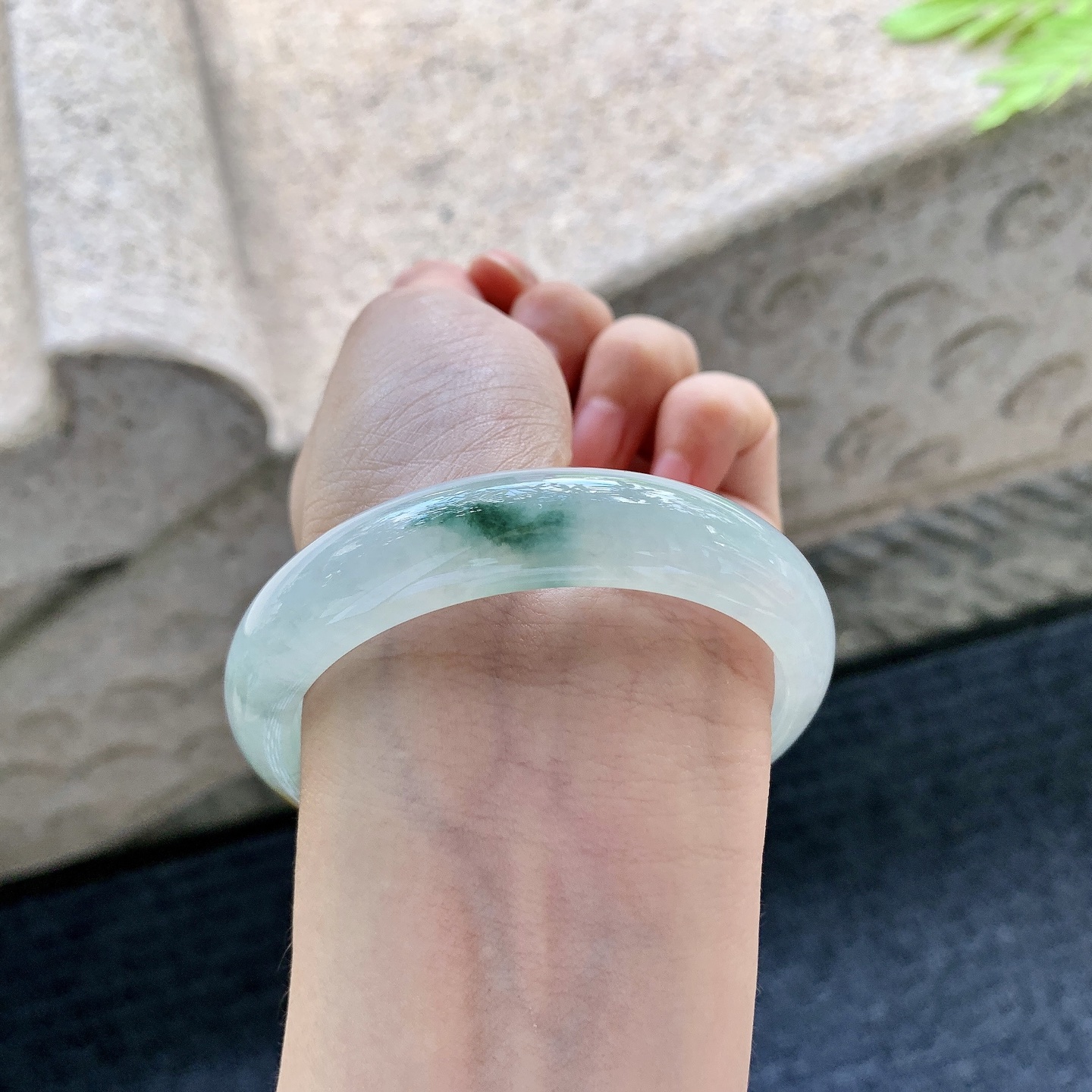 正圈56 57【圈口】57.5/13.6/7.5【编码】WW062310【描述】糯冰飘黄翡，飘花，水润，种老，细腻，无裂