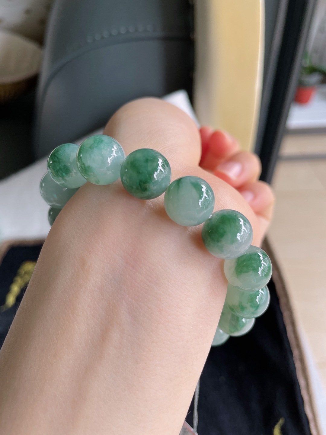 天然翡翠A货，冰飘花手串，尺寸：12.5mm。【编2848】