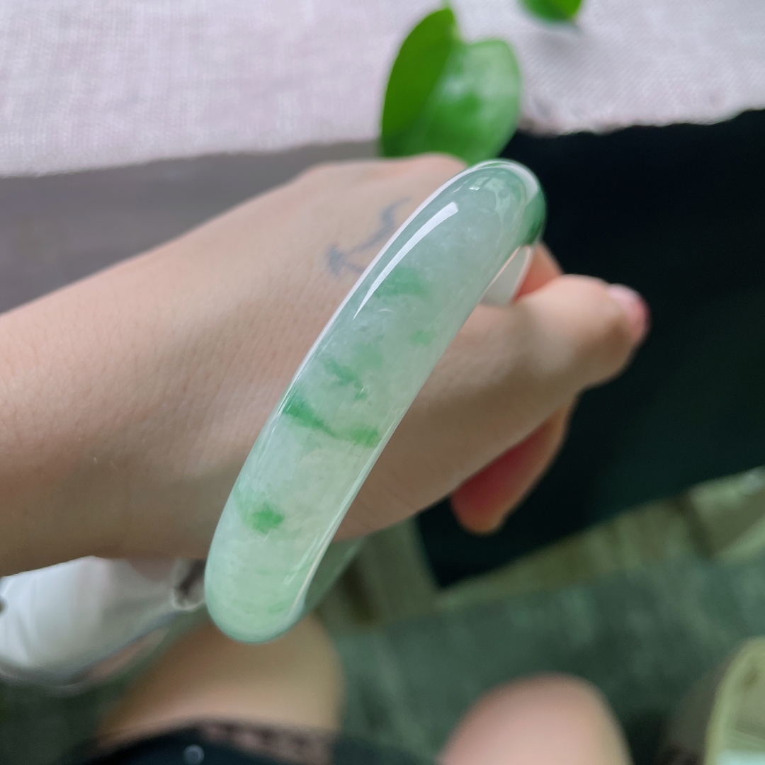 57/12/9.0，飘花正圈，整圈飘灵动鲜绿丝花，水润清新自带柔和柔光，无裂，ss50754a