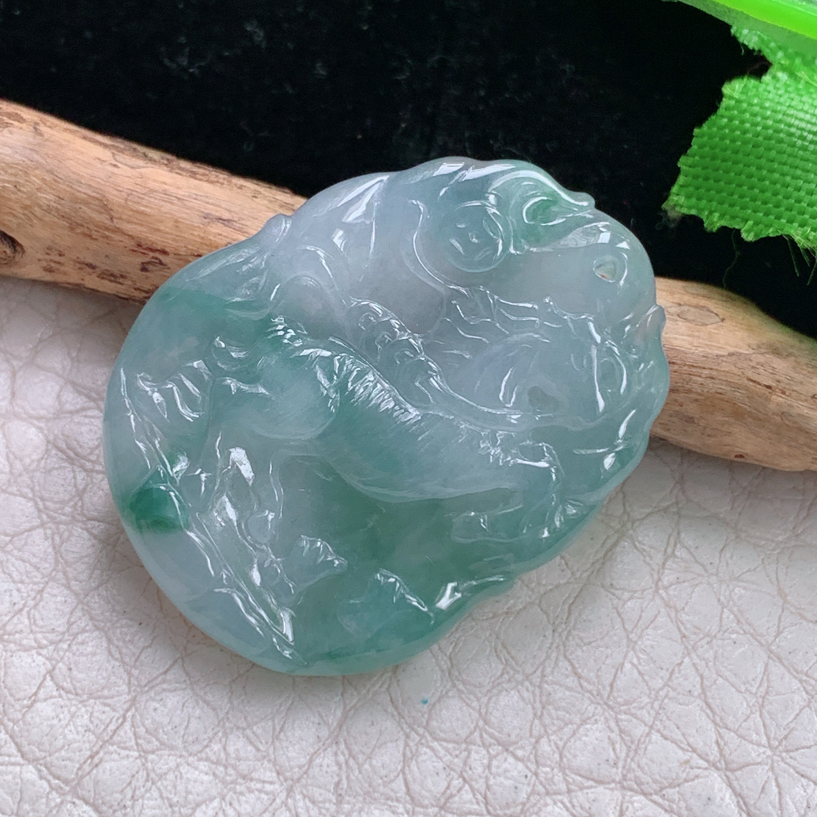 ktj实拍31*24*4.3缅甸翡翠a货精雕冰飘花生肖马 马上发财玉吊坠