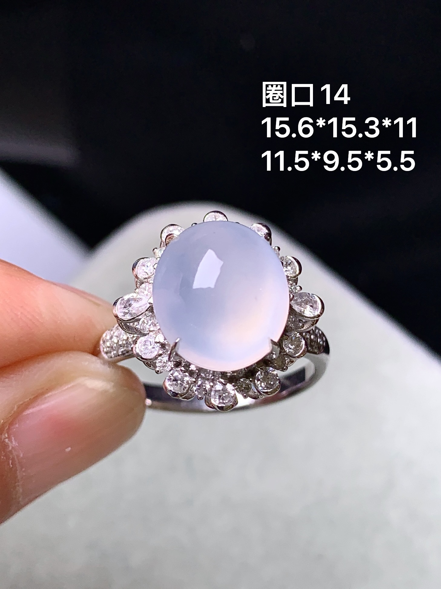18k金钻镶嵌冰种蛋面戒指 玉质细腻 色泽艳丽清新 圈口14 整体尺寸15.6*15.3*11 t1