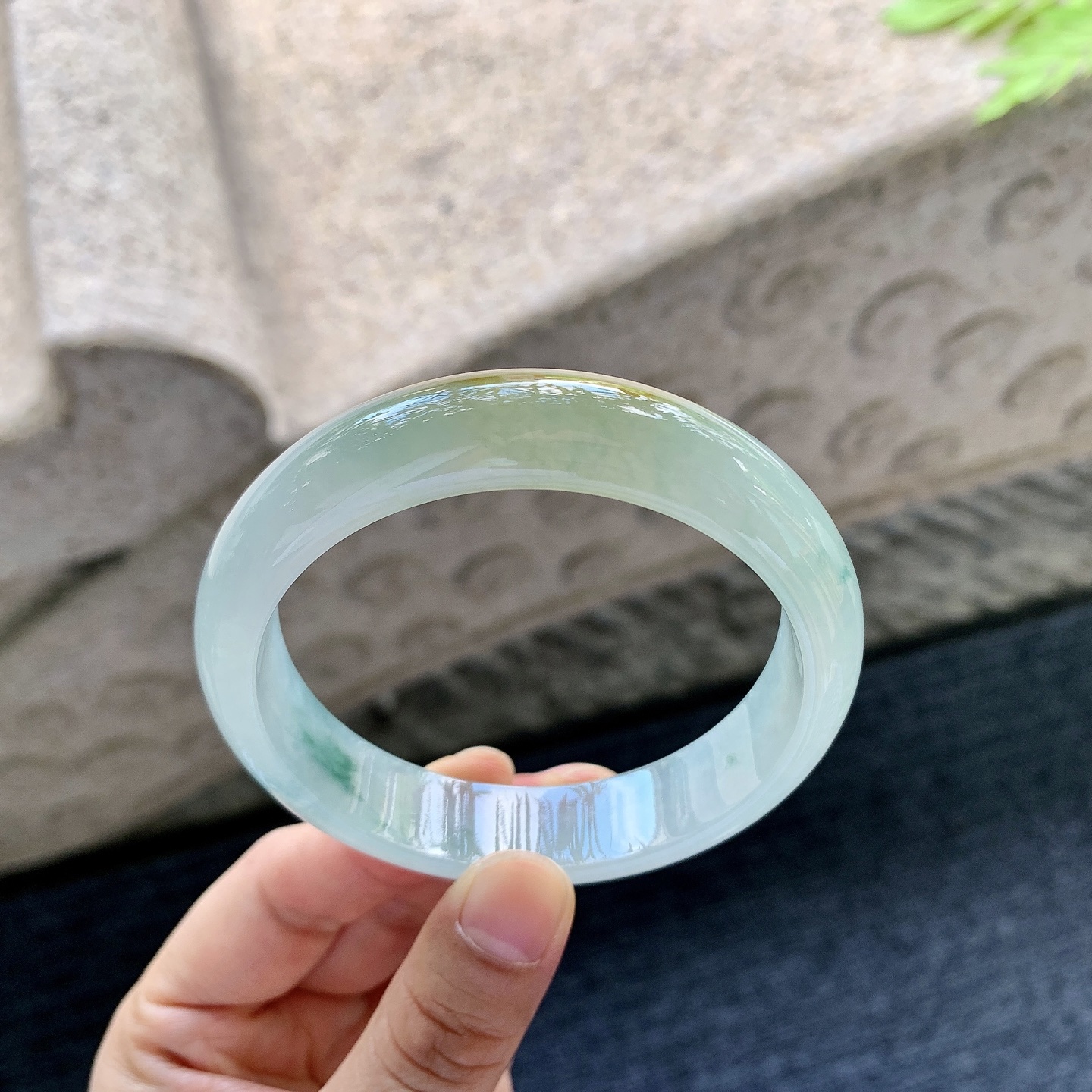 正圈56 57【圈口】57.5/13.6/7.5【编码】WW062310【描述】糯冰飘黄翡，飘花，水润，种老，细腻，无裂