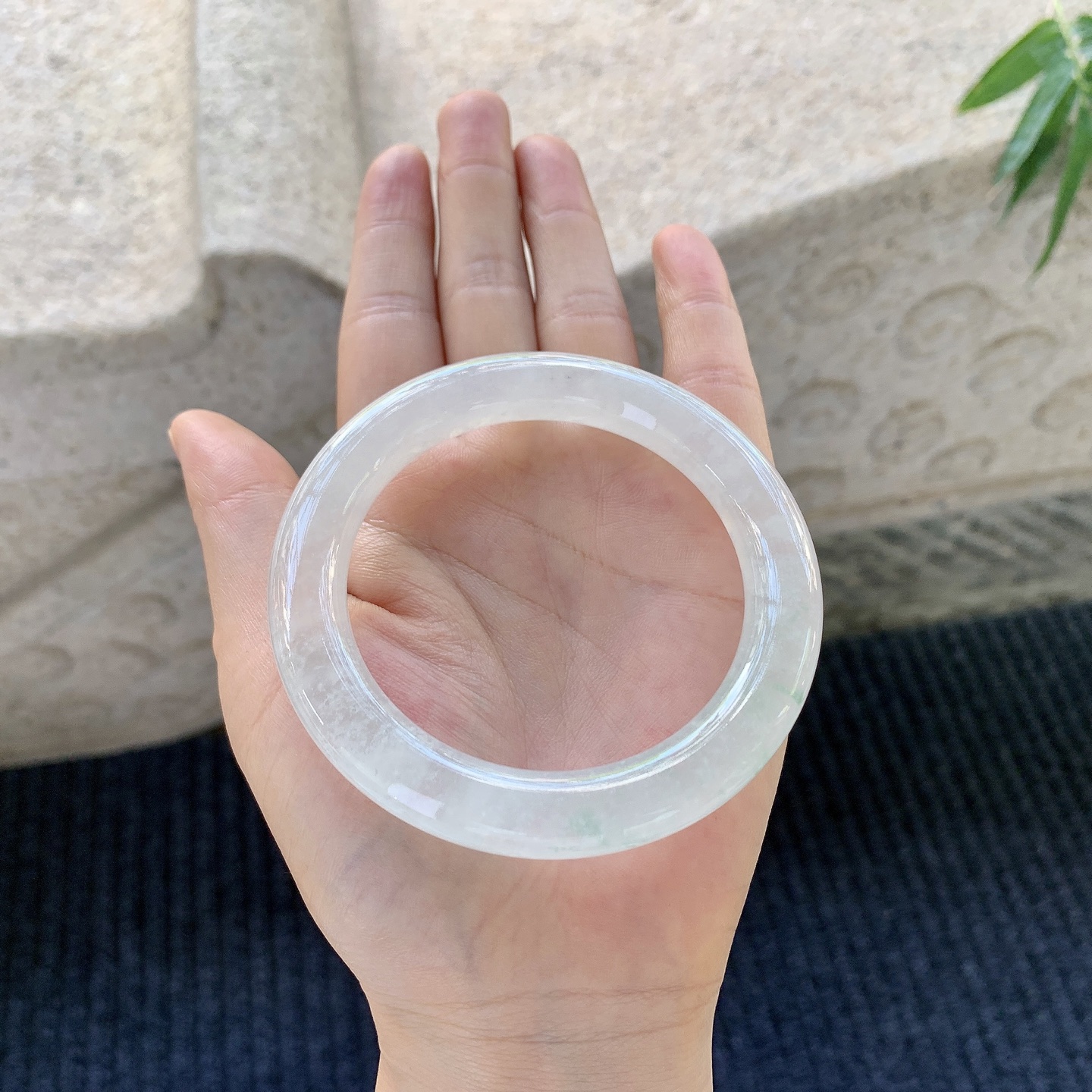 圆条55 56，冰种飘绿，清透，水润，种老，细腻，无裂