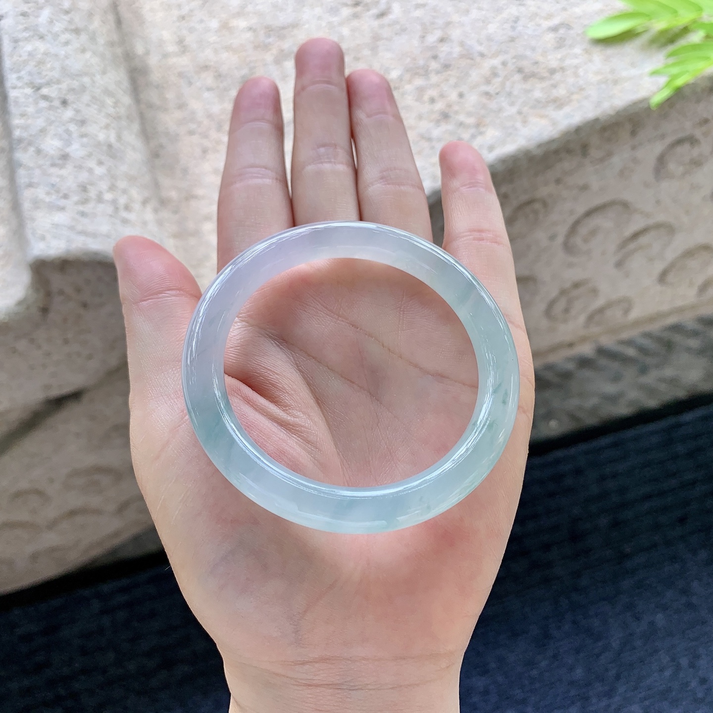 圆条51 52【圈口】52.6/8/8.2【编码】G7062324【描述】糯冰飘花，水润，种老，细腻，打灯有棉线