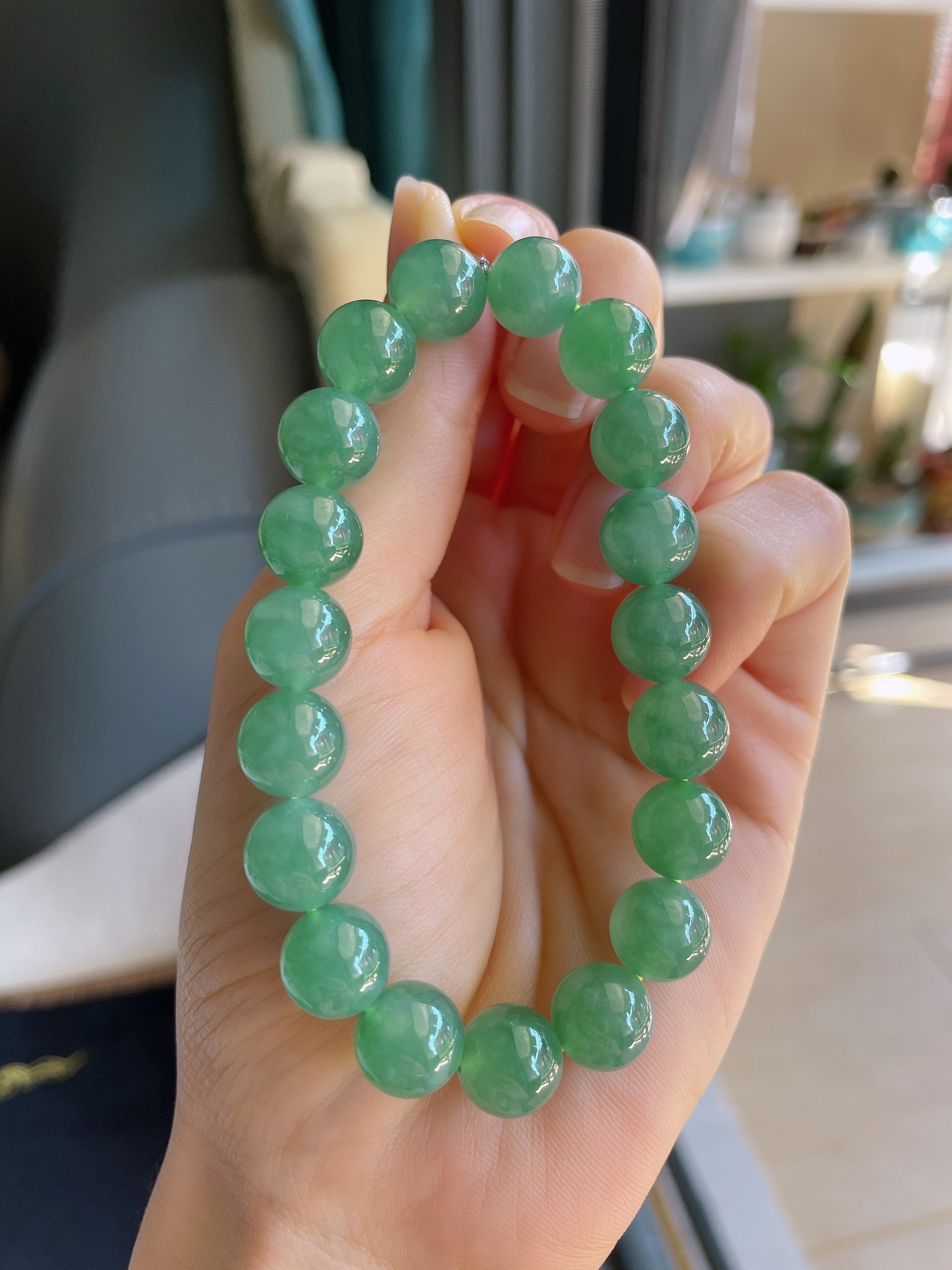 天然翡翠A货，冰满色飘花圆珠手串，尺寸：10mm。-2120