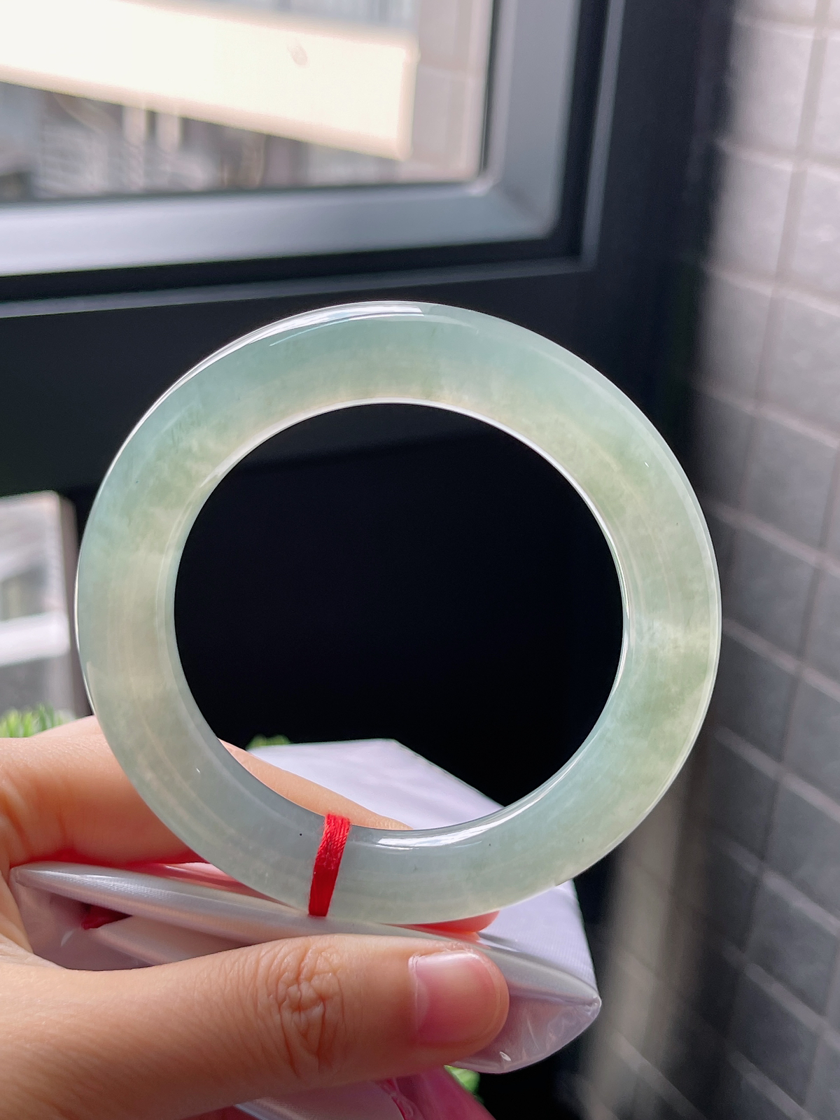 圈口56.3，冰糯绿色厚圆条翡翠手镯