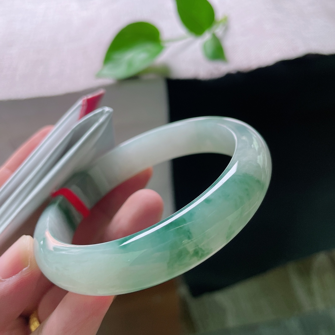 60.2/13/8.1，飘花正圈，细腻，腕间一镯，藏尽江南烟雨 ，把山水画戴在手上 ，无裂，ss54234a