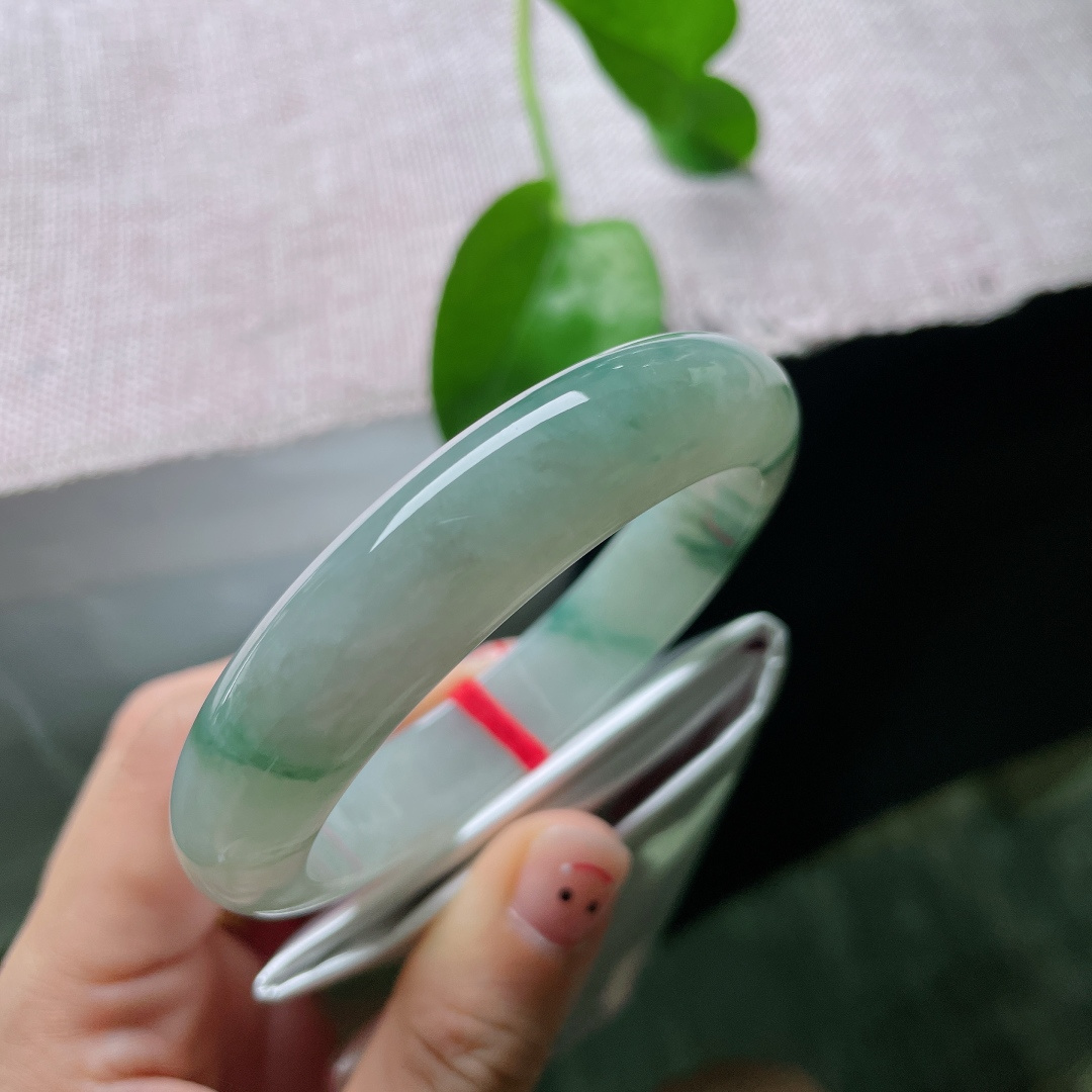57.9/13.3/8.4，飘花正圈，散落飘逸墨绿飘花，如水墨入玉温婉清透，无裂，ss54235a