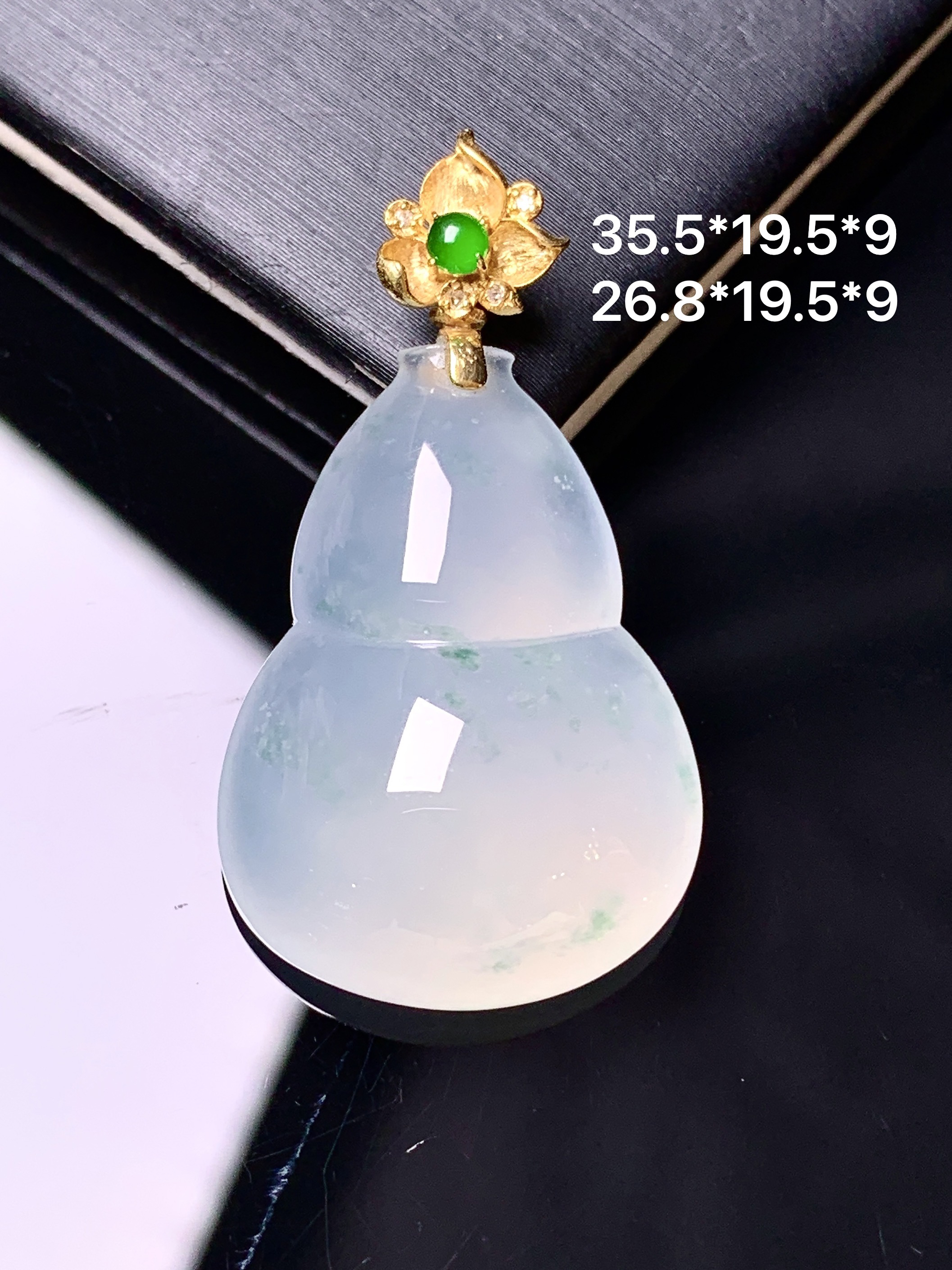 18k金镶嵌冰种葫芦吊坠 玉质细腻 色泽艳丽清新 整体尺寸35.5*19.5*9 2x