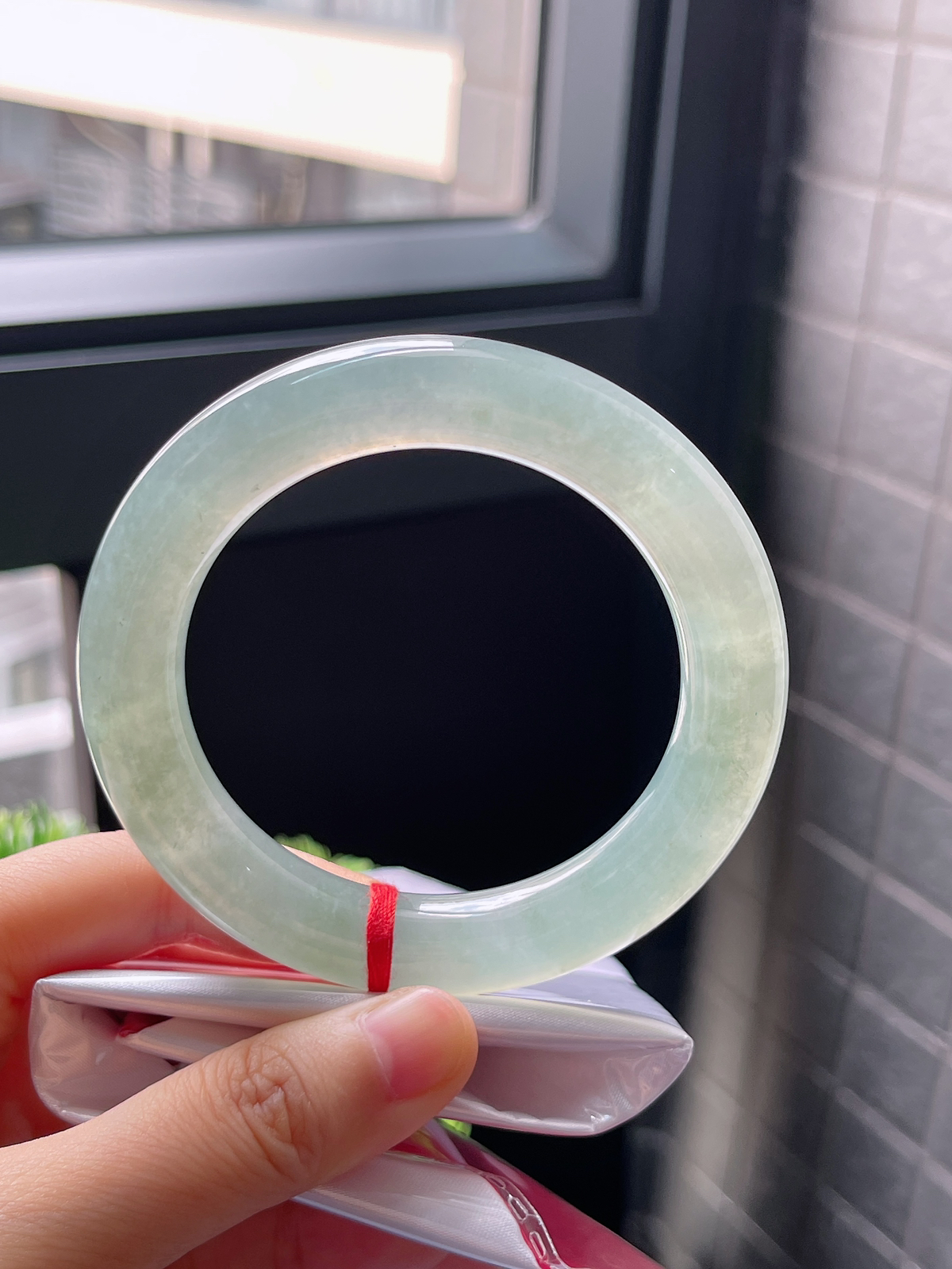 圈口56.3，冰糯绿色厚圆条翡翠手镯