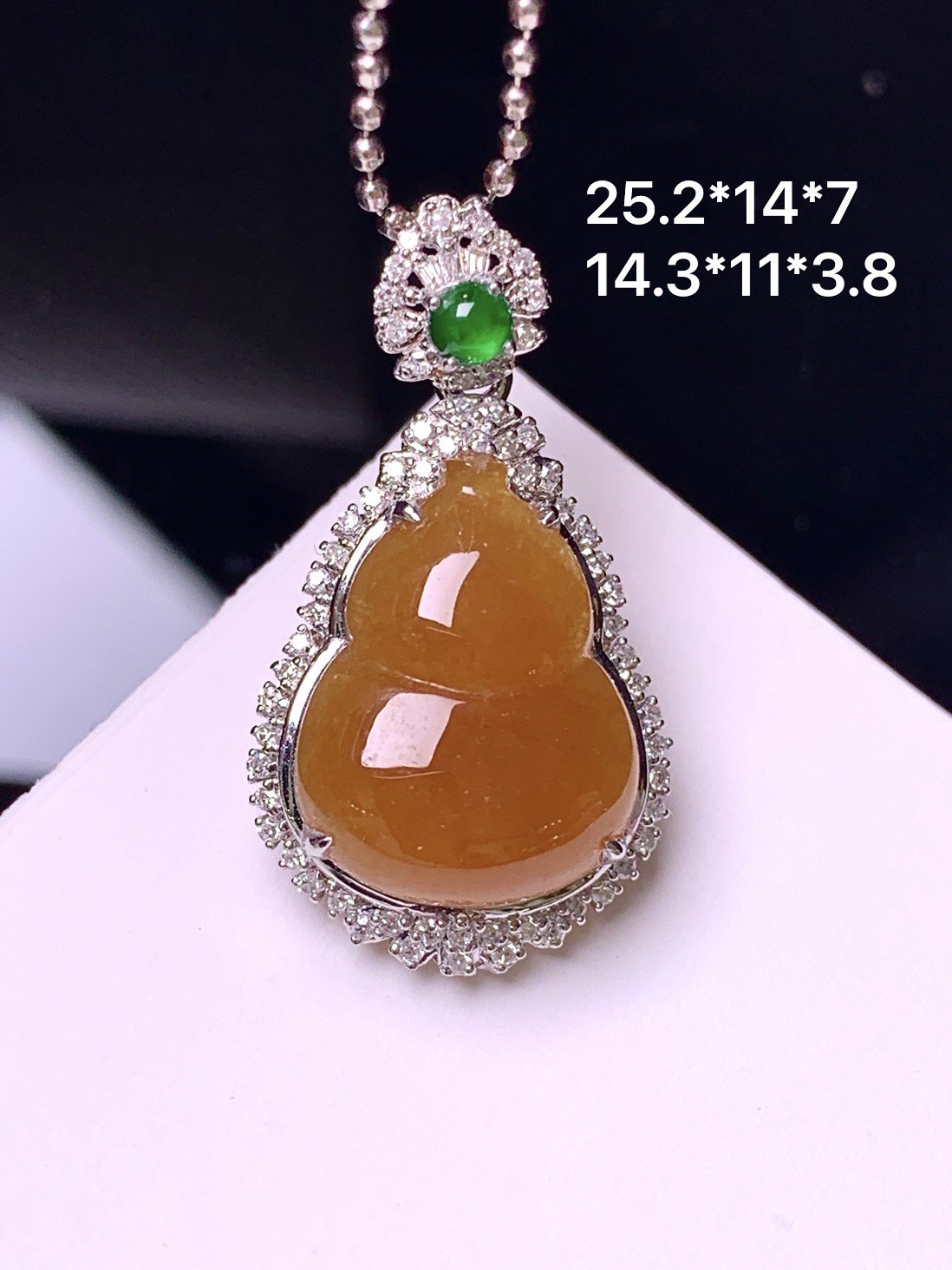18k金钻镶嵌黄翡葫芦吊坠 玉质细腻 色泽艳丽清新 整体尺寸25.2*14*7 t1