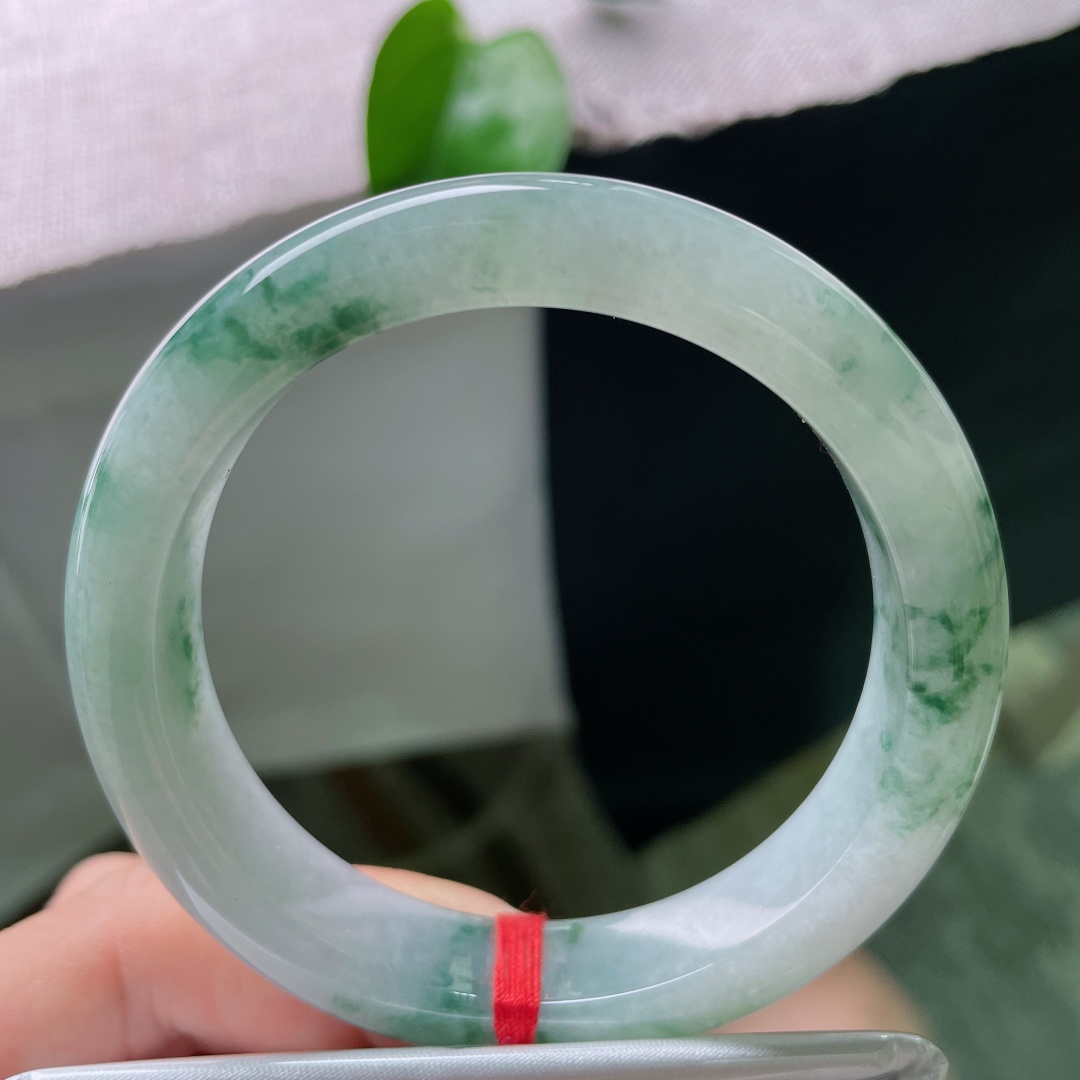 56/12.3/9，圈花正圈，底子温润细腻，花随镯身流转，飘逸灵动，清冷雅致，无裂，ss53094a