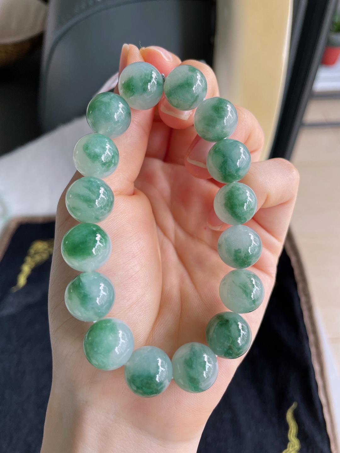 天然翡翠A货，冰飘花手串，尺寸：12.5mm。【编2848】