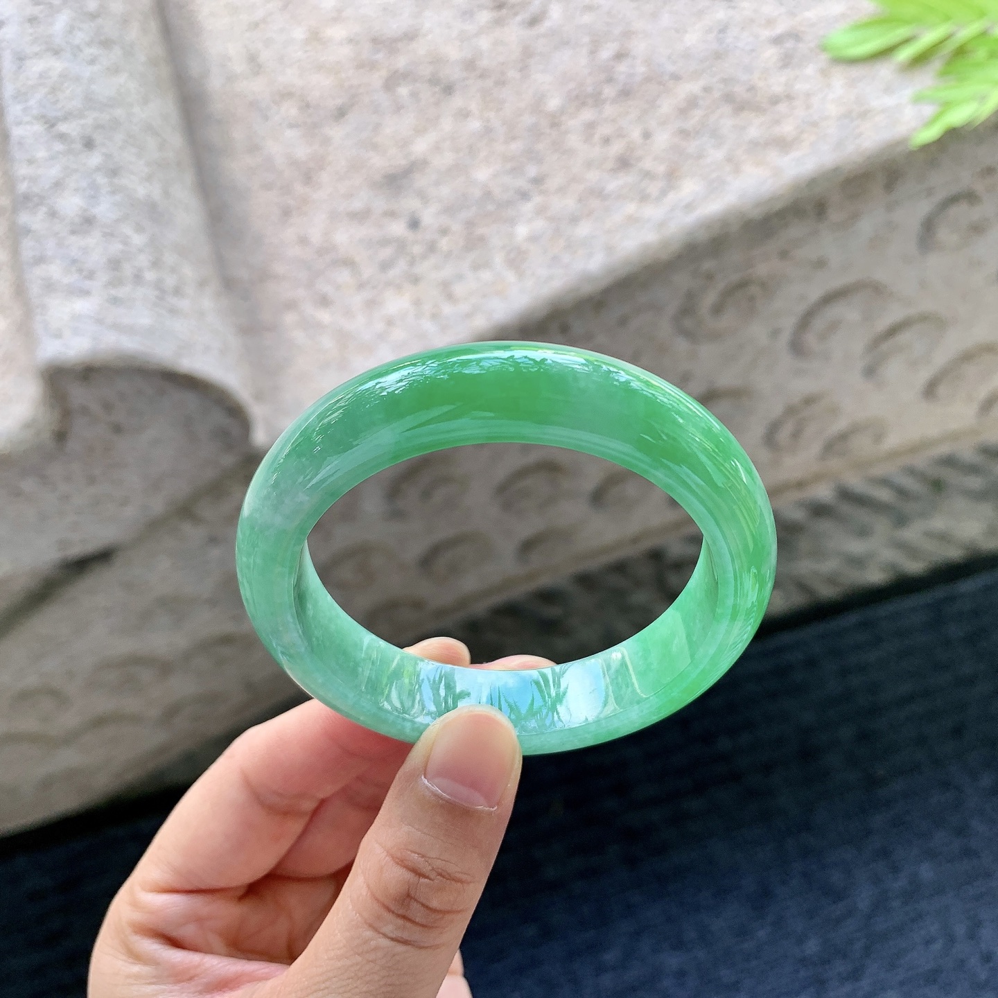 正圈 圈口52/12.6/8 编码A2062304 描述辣阳绿，水润，种老，细腻，打灯有棉纹，无碍