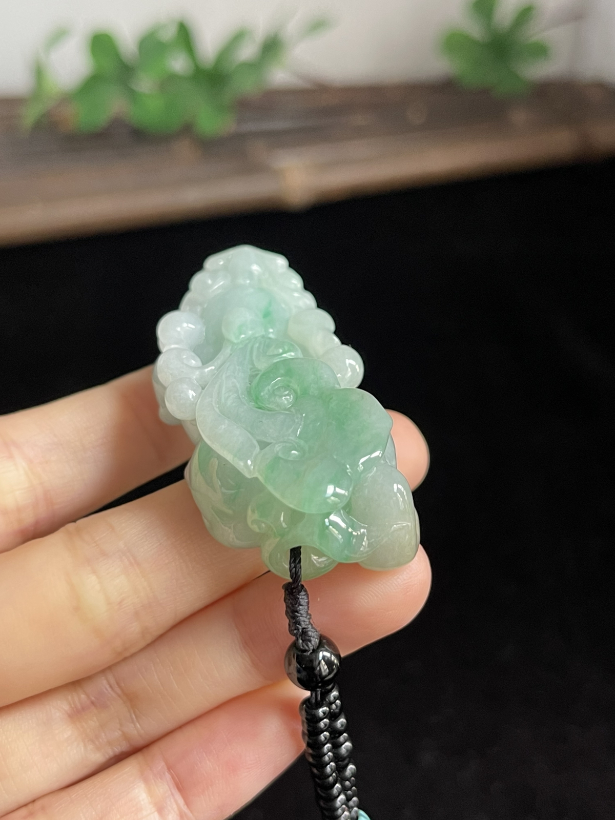 翡翠糯化种淡绿色吊坠，配珠未测