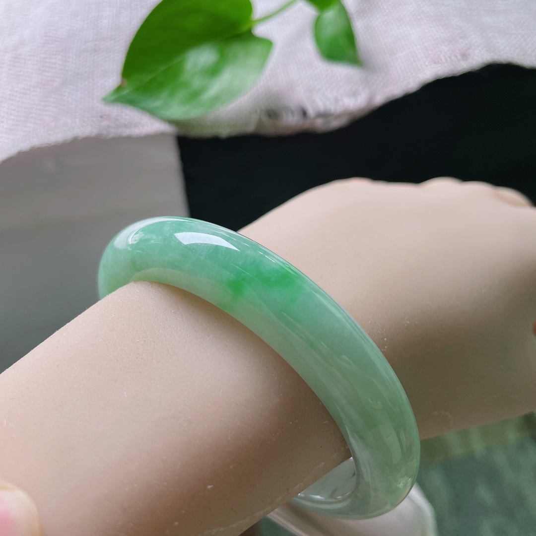 58.3/12.4/8.9飘绿正圈，细腻，一抹飘绿，腕间清润诗意，一点皮纹，ss52553a