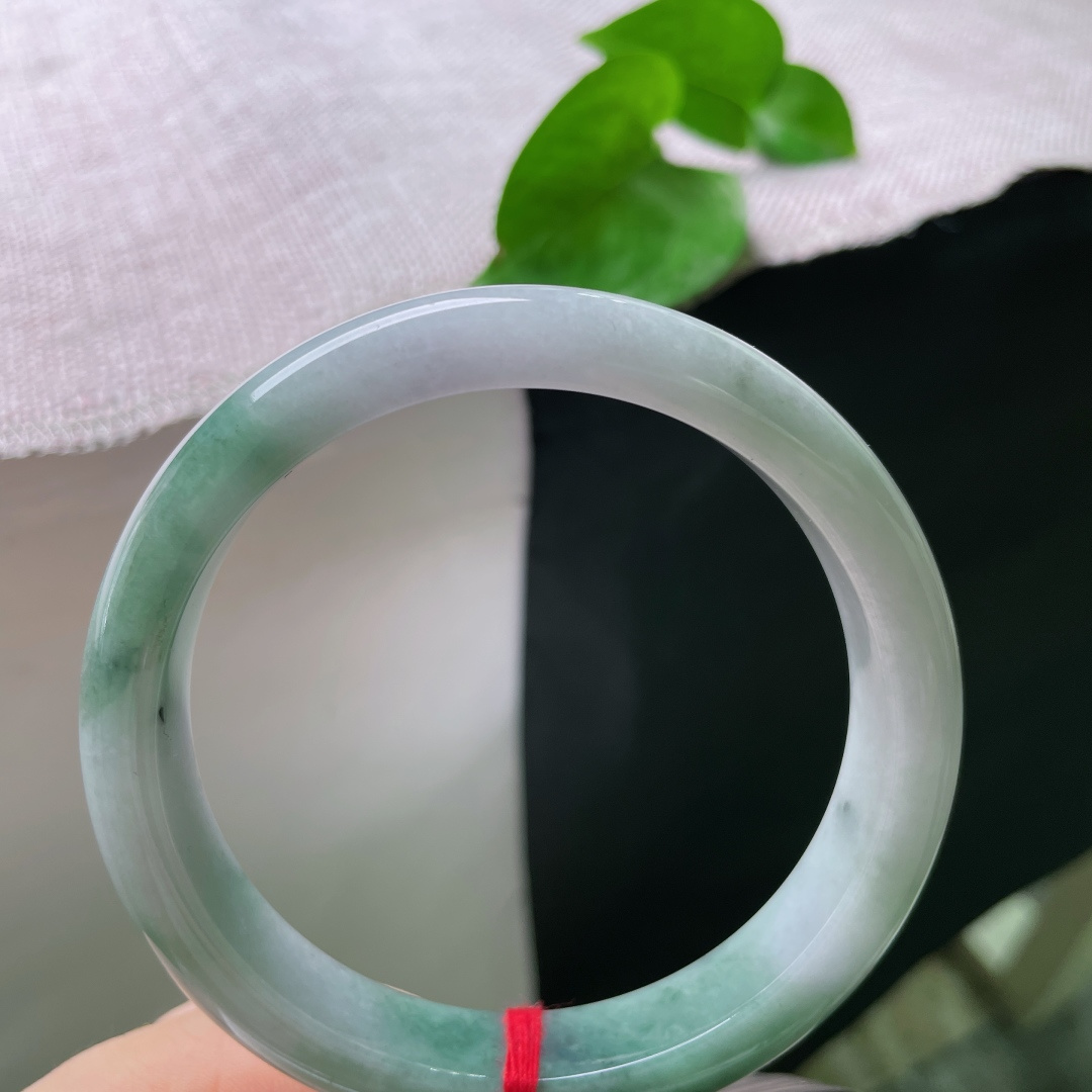 61.8/11.9/8.3，油青正圈，大圈口，细腻水润 ，把山水戴在腕上，一点晶体，皮纹，ss55025a